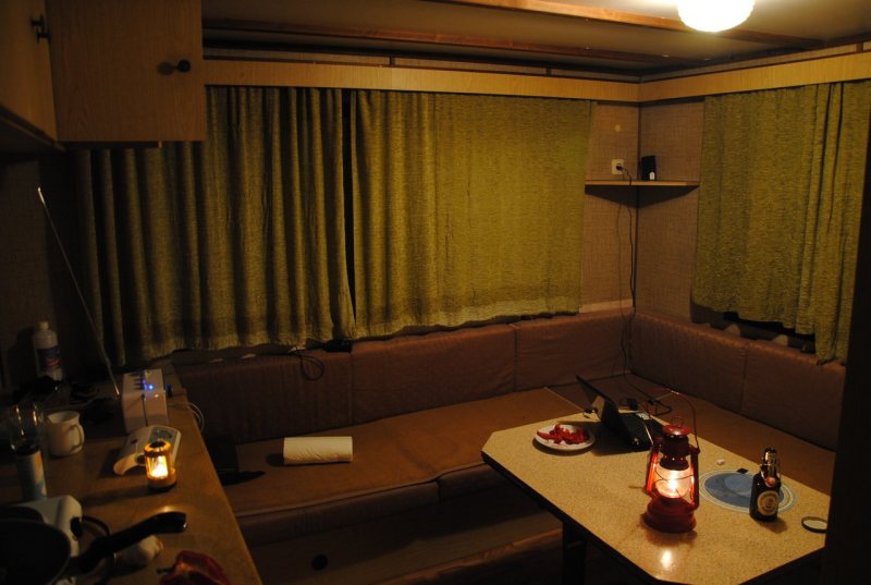 Der Wohnraum eines der alten Bungalows auf der Helgoländer Düne.