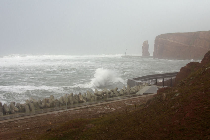 Ein Blick von halber Höhe des Kringels bei stürmischem Wind die Westseite Helgolands mit dem aufgewühlten Meer entlang bis zur Langen Anna.