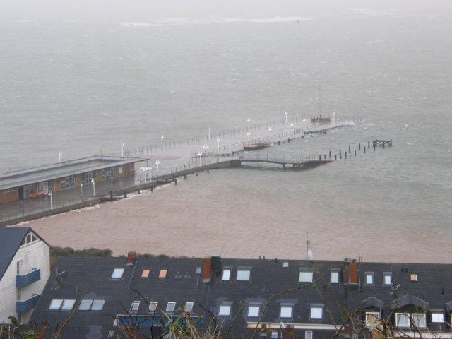 Die Helgoländer Landungsbrücke wird vom sturmflutähnlichen Wasserstand fast überspült.