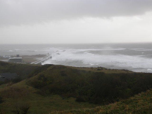Blick von Helgolands  Klippenrandweg über das Mittelland hin zum Kringel und das Wellensturzbecken.