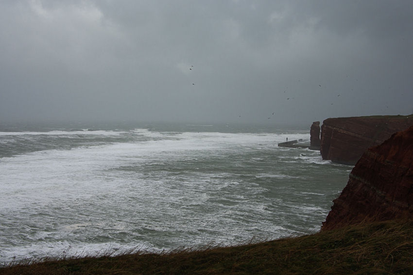 Das Meer an der Westseite Helgolands ist durch den Wind aufgepeitscht, so dass es aussieht, als würde das Meer kochen.