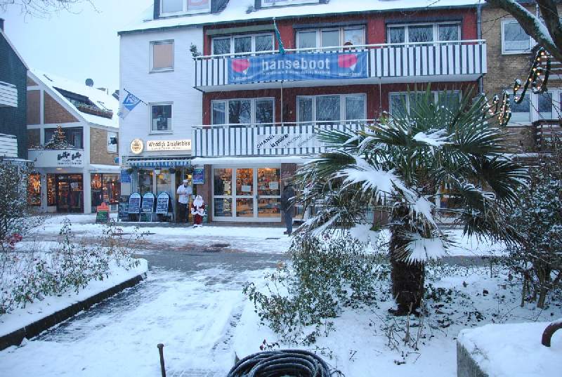 Blick über den verschneiten Siemensplatz auf Helgoland Richtung Ecke Lung Wai/Aquariumstraße zu Weddigs Inselimbiss.