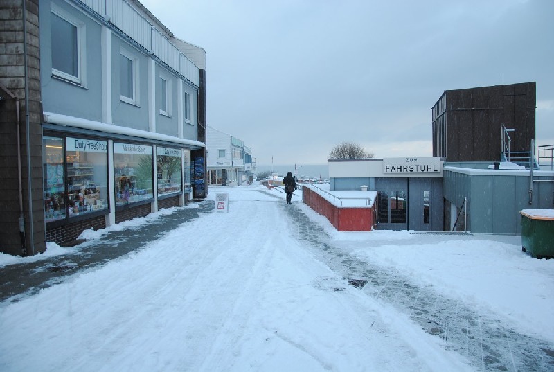 Am Fahrstuhl im Helgoländer Oberland liegt eine Schneedecke.