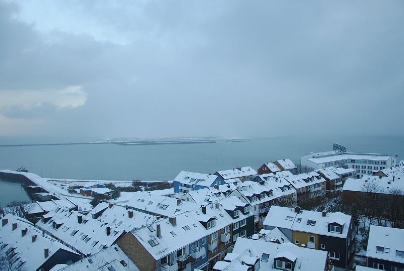 Blick vom Falm auf Helgoland über das verschneite Unterland hinüber zur Düne.