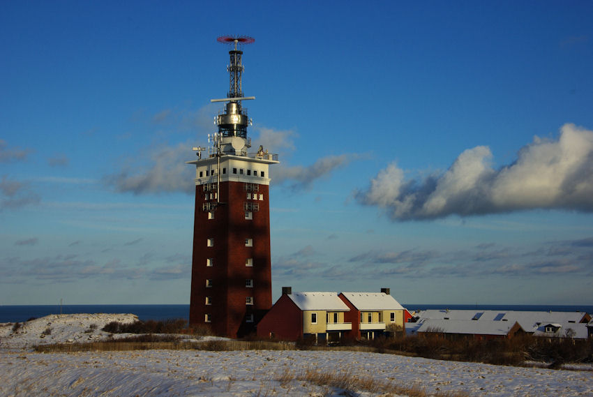 Der Leuchtturm im Helgoländer Oberland liegt im Schatten des Telekommastes.
