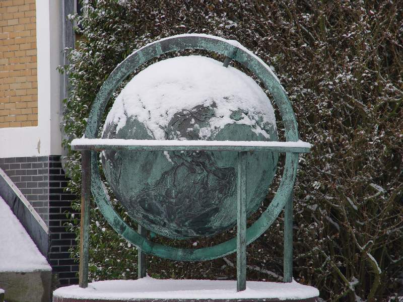 Der schneebedeckte Globus am Hintereingang des Helgoländer Aquariums.