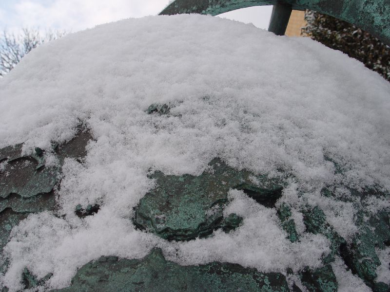 Am schneebedeckten Globus am Hintereingang des Aquariums kann man in dieser Nahaufnahme die Straße von Gibraltar erkennen.
