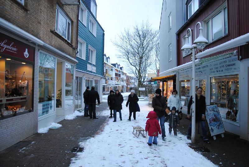 Die Hauptstrasse im Unterland Helgolands, der Lung Wai, ist mit Schnee bedeckt.