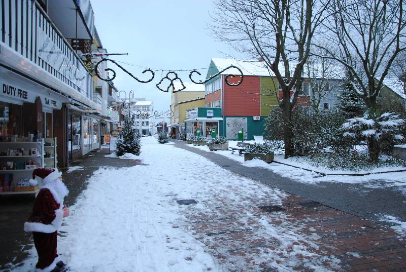 Die Hauptstrasse im Unterland Helgolands, der Lung Wai, ist mit Schnee bedeckt.