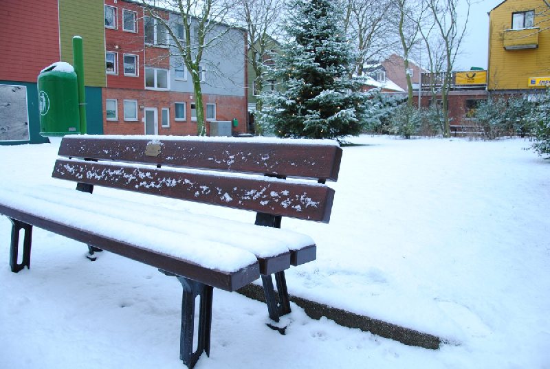 An einer Parkbank am Helgoländer Siemensplatz kann man die gefallene Schneemenge ablesen. Gut 5 Zentimeter hoch liegt der Schnee.