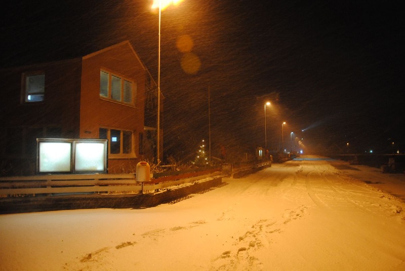 Abens um acht im Dunkeln im Südhafen beim Wetteramt im dichten Schneetreiben.