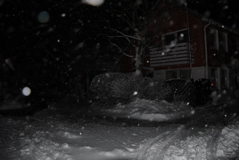Innerhalb der Ortschaft leigt der Schnee ordentlich hoch.