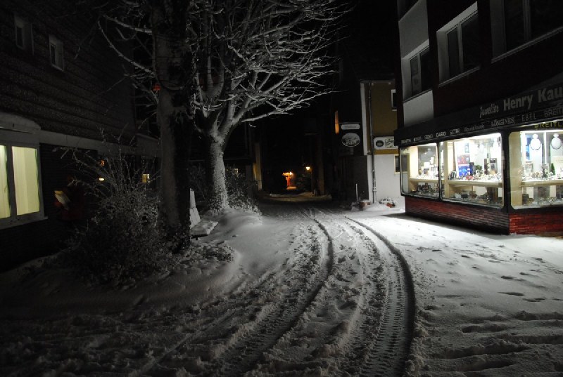 Eine E-Karre war bereits unterwegs und hat tiefe Spuren im Schnee der Helgoländer Schifferstraße hinterlassen.