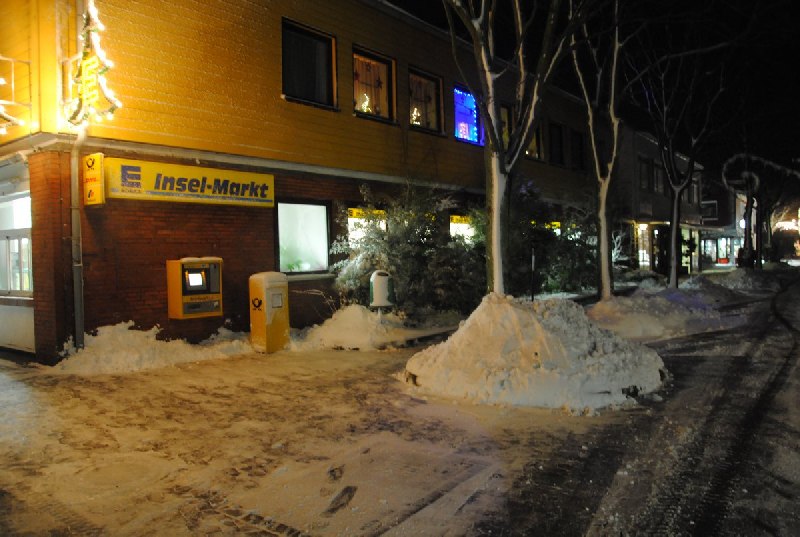 Beim  Edeka-Markt im Helgoländer Unterland wurde vorbildlich der Schnee geräumt.