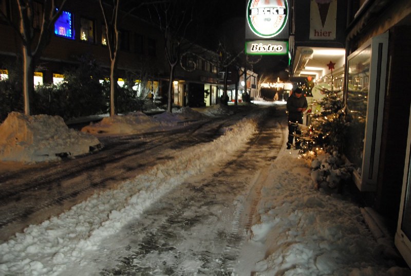 In der Siemensterrasse auf Helgoland im Unterland ist vor dem Bistro am Siemensplatz und dem Edeka-Markt in vorbildlicher Manier der Schnee geräumt.