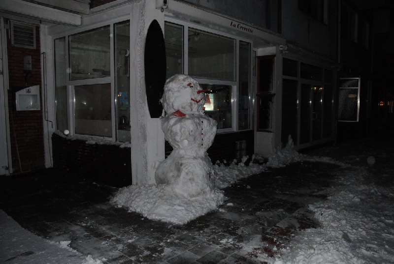 Ein mannshoher Schneemann vor der Gaststätte Knieper im Unterland Helgolands.
