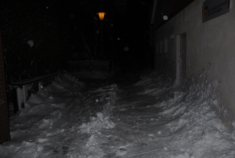 Eine verschneite Gasse in Helgolands Oberland
