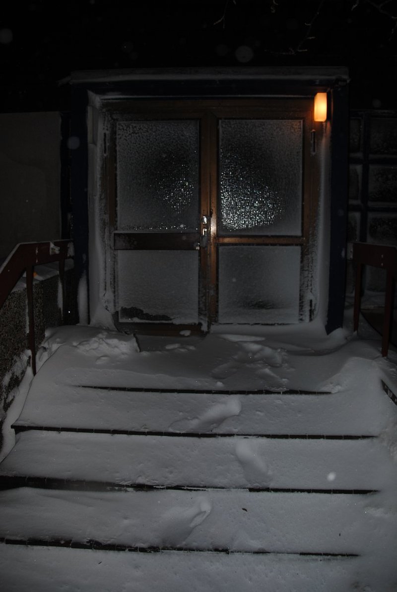 Ein verschneiter Hauseingang auf Helgolands Oberland.