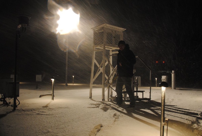 Im Schnee und nachts steht die Wetterhütte im Helgoländer Wettergarten.
