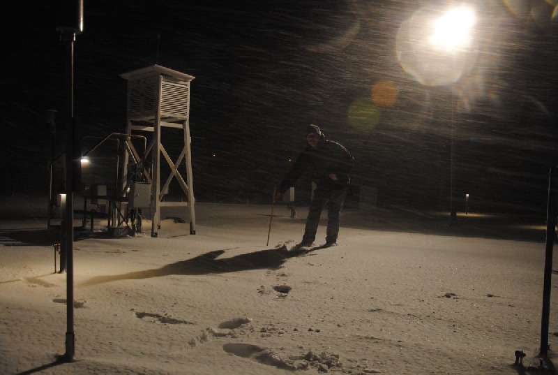 Der Wetterbeobachter der Helgoländer Wetterstation beim messen der Schneehöhe.
