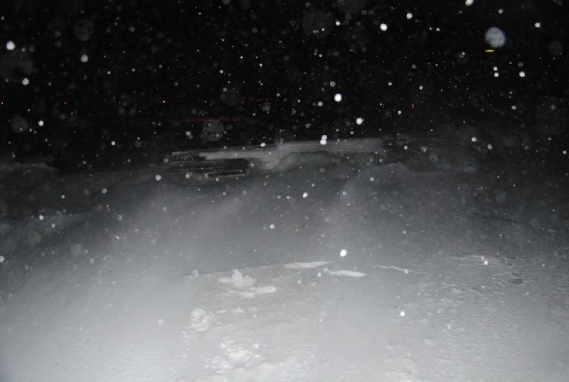 Das Schneetreiben auf Helgoland im Blitzlicht des Fotoapparats.
