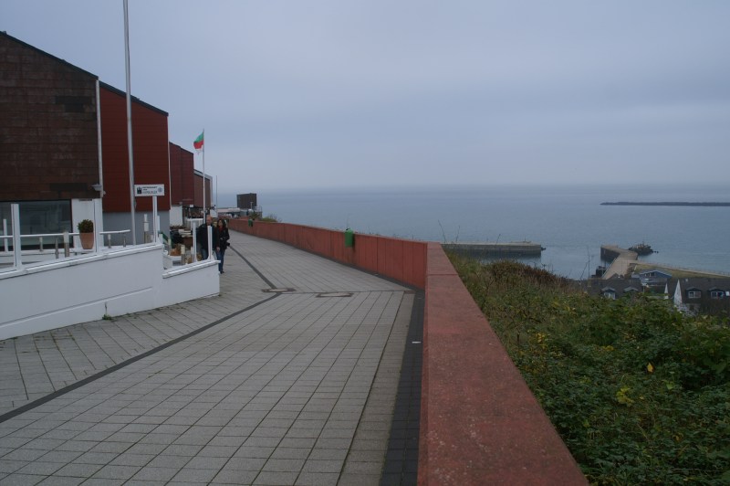 Der Falm. Eine rote Mauer an der Felskante der Ostseite Helgolands. 