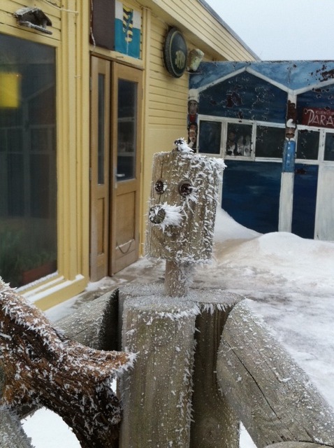 Im Winter auf Helgoland bilden sich bei Nebel und frostiger Luft an jedem Gegenstand lange Eisnadeln.