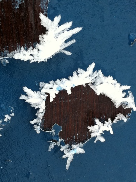 Im Winter auf Helgoland bilden sich bei Nebel und frostiger Luft an jedem Gegenstand lange Eisnadeln.