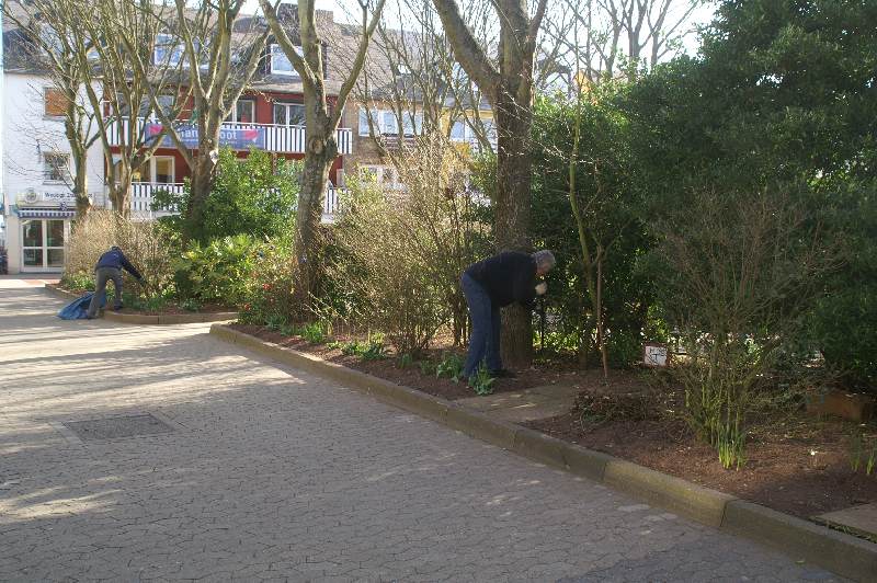 Die Riinmoakers pflegen die Beete in den Anlagen am Siemensplatz im Unterland Helgolands.