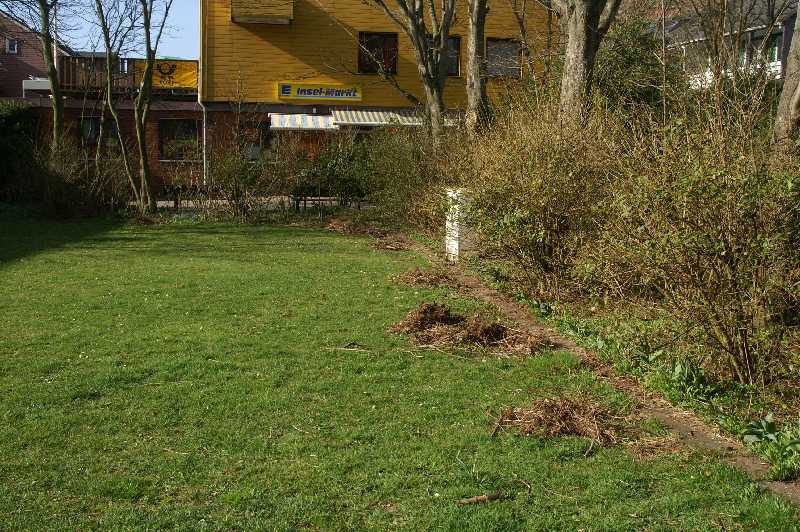 Die Riinmoakers pflegen die Beete in den Anlagen am Siemensplatz im Unterland Helgolands.
