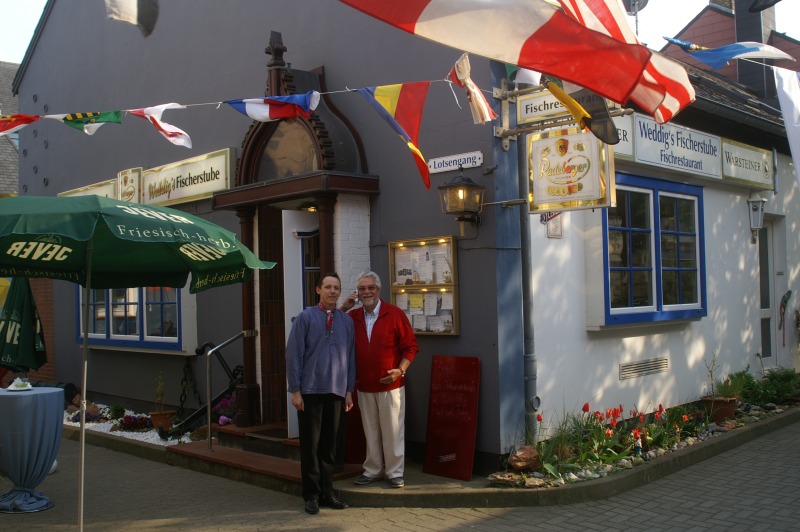Horst und Angelo vor Weddigs Fischrestaurant auf Helgoland.