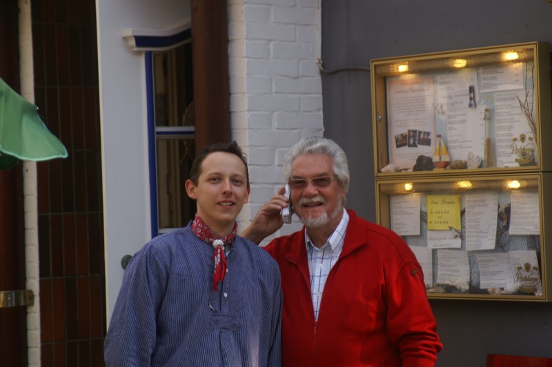 Horst und Angelo vor Weddigs Fischrestaurant auf Helgoland.