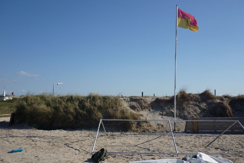 Camper Jesko baut sein Zelt auf dem Campingplatz Helgoland-Düne auf und wird dabei von zwei Stockenten ausgiebig und ziemlich unscheu begutachtet.