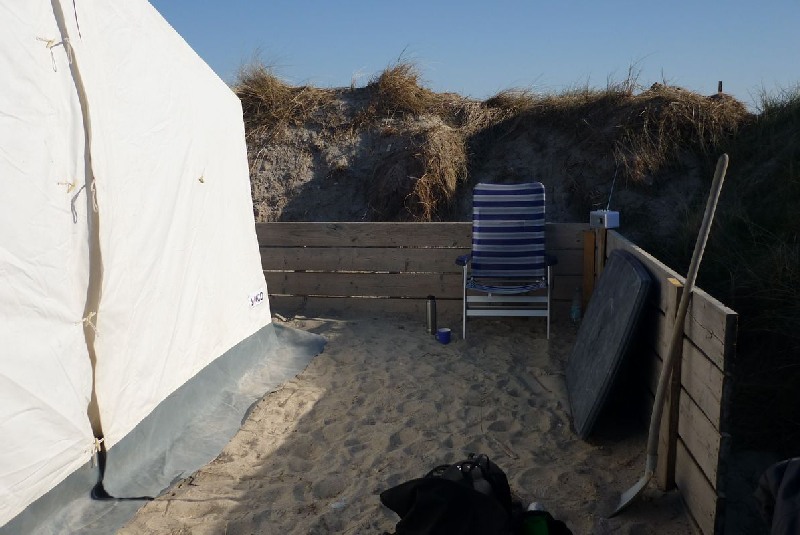 Camper Jesko baut sein Zelt auf dem Campingplatz Helgoland-Düne auf und wird dabei von zwei Stockenten ausgiebig und ziemlich unscheu begutachtet.