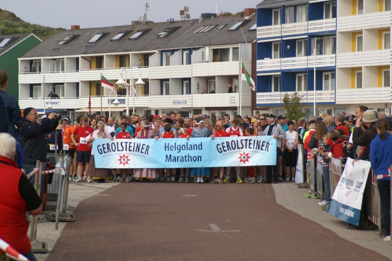Der Start des 14. Helgoland-Marathons am Hoffmann-von-Fallersleben-Denkmal an der Landungsbrücke.