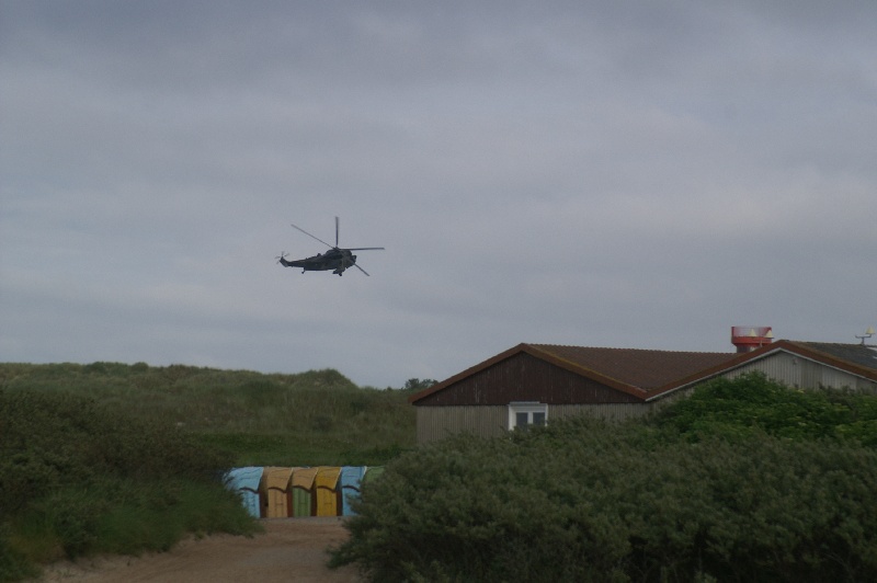 Ein gro&szlig;er Hubschrauber der Luftwaffe fliegt in gef&auml;hrlichem Tiefflug &uuml;ber die Startbahn West (33).