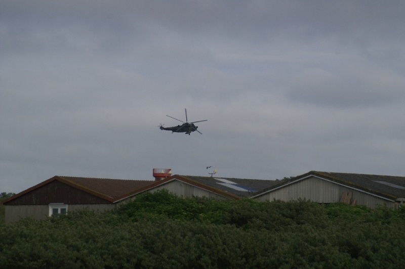 Ein gro&szlig;er Hubschrauber der Luftwaffe fliegt in gef&auml;hrlichem Tiefflug &uuml;ber die Startbahn West (33).