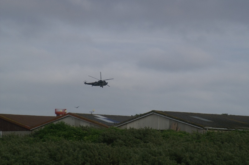 Ein gro&szlig;er Hubschrauber der Luftwaffe fliegt in gef&auml;hrlichem Tiefflug &uuml;ber die Startbahn West (33).