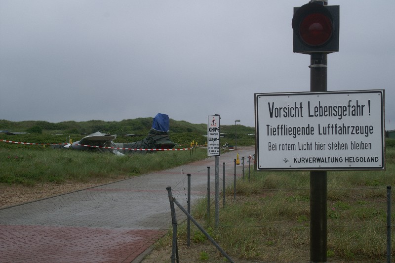 Eine 8-sitzige Passagiermaschine ist auf der Helgol&auml;nder D&uuml;ne &uuml;ber die Landebahn hinaus geschossen.