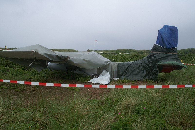Eine 8-sitzige Passagiermaschine ist auf der Helgol&auml;nder D&uuml;ne &uuml;ber die Landebahn hinaus geschossen.