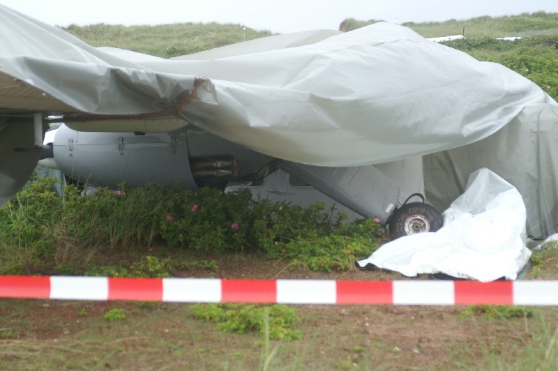 Eine 8-sitzige Passagiermaschine ist auf der Helgol&auml;nder D&uuml;ne &uuml;ber die Landebahn hinaus geschossen.