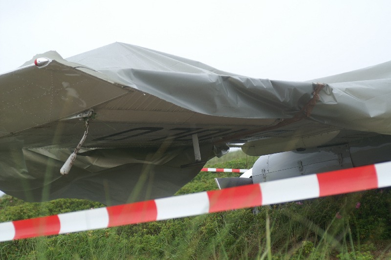 Eine 8-sitzige Passagiermaschine ist auf der Helgol&auml;nder D&uuml;ne &uuml;ber die Landebahn hinaus geschossen.