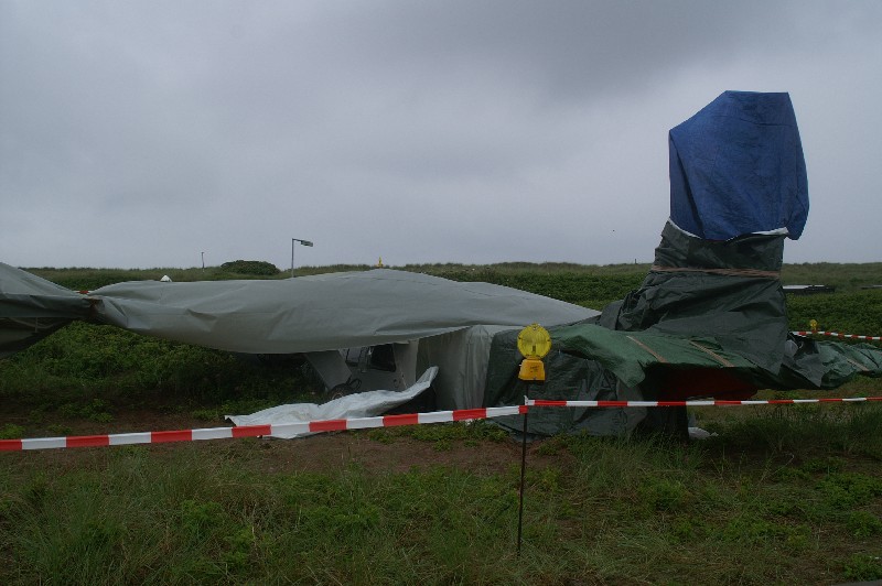 Eine 8-sitzige Passagiermaschine ist auf der Helgol&auml;nder D&uuml;ne &uuml;ber die Landebahn hinaus geschossen.
