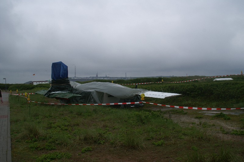 Eine 8-sitzige Passagiermaschine ist auf der Helgol&auml;nder D&uuml;ne &uuml;ber die Landebahn hinaus geschossen.