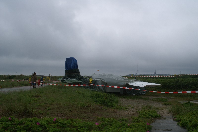 Eine 8-sitzige Passagiermaschine ist auf der Helgol&auml;nder D&uuml;ne &uuml;ber die Landebahn hinaus geschossen.