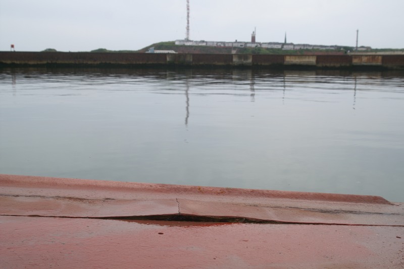 Der erst sechs Jahre alte Anleger im Helgoländer Dünenhafen weist erste Schäden auf.