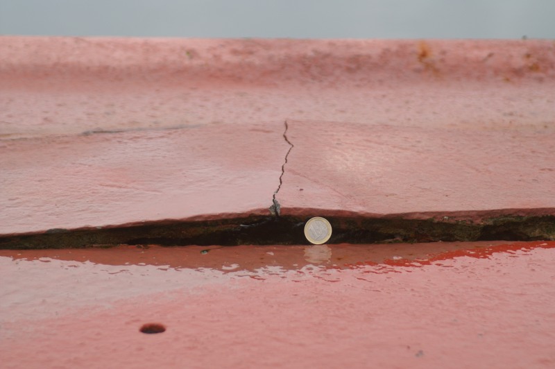 Der Beton verbiegt sich so hoch, dass bereits eine 1-Euro-Münze hochkant unter die Schadstelle passt.