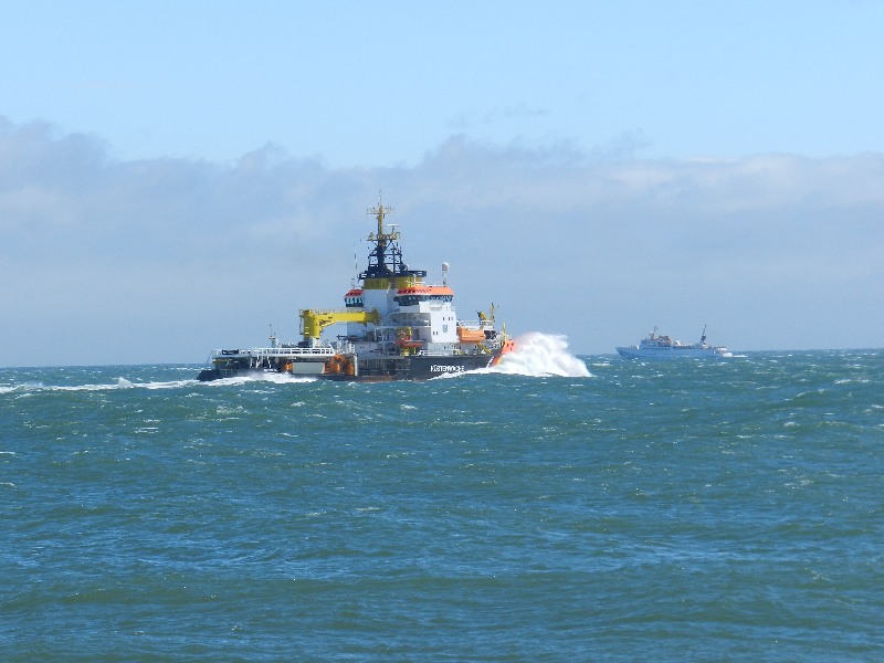 Das Küstenwachschiff Neuwerk vor dem Helgoländer Südhafen.