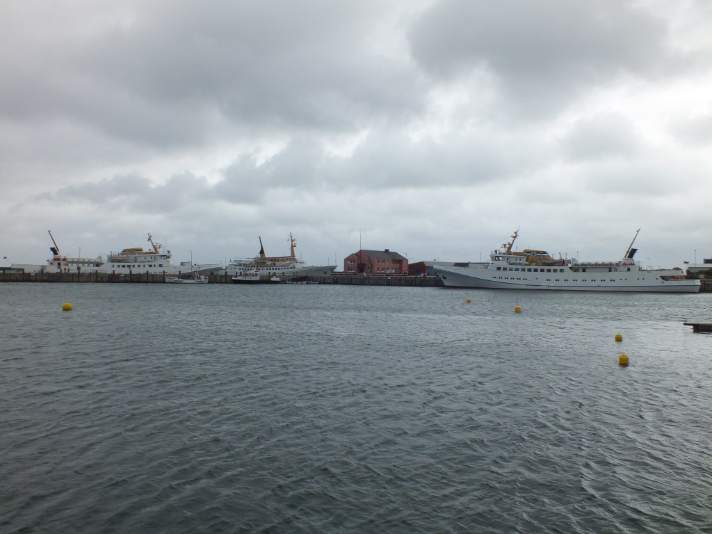 Im Südhafen Helgolands, 2.Juli 2011, haben die drei Seebäderschiffe Funny Girl, Atlantis und Fair Lady festgemacht.