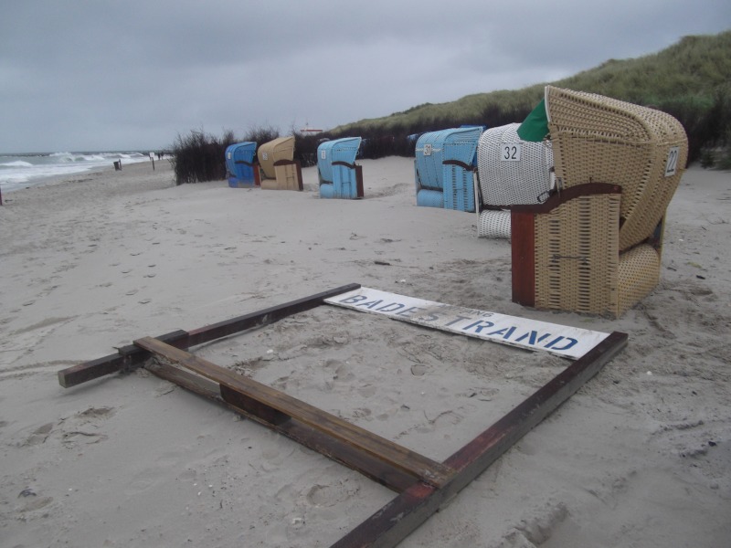 Ein vom Sturm fortgespütes Badestrandschild wurde in allerletzer Sekunde von Kindern gerettet und sicher am Nordstrand der Helgoländer Düne abgelegt.
